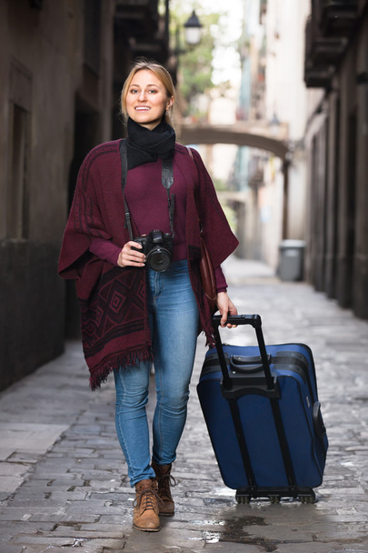 Tourist girl walking with travel bag - Zdjęcie, obraz