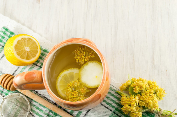 Chá de tília com flores frescas e limão
 - Foto, Imagem