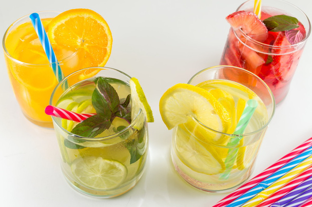 Cocktail analcolici alla frutta di calce per rinfresco estivo
 - Foto, immagini