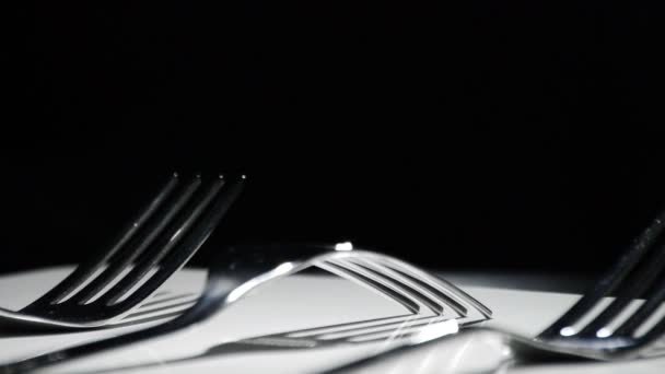 Πιρούνια, μαχαιροπήρουνα κουζίνα, περιστρεφόμενη σε λευκή βάση - Πλάνα, βίντεο