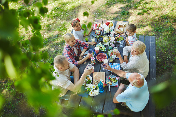 Familie genieten van picknick - Foto, afbeelding