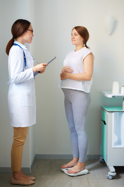 Médico de consulta mujer embarazada
 - Foto, imagen