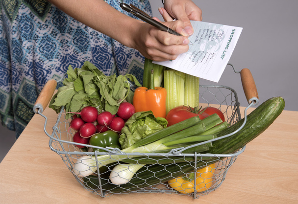 Ellenőrzése bevásárló lista ellen egy kosár saláta-június 2016 - - Fotó, kép