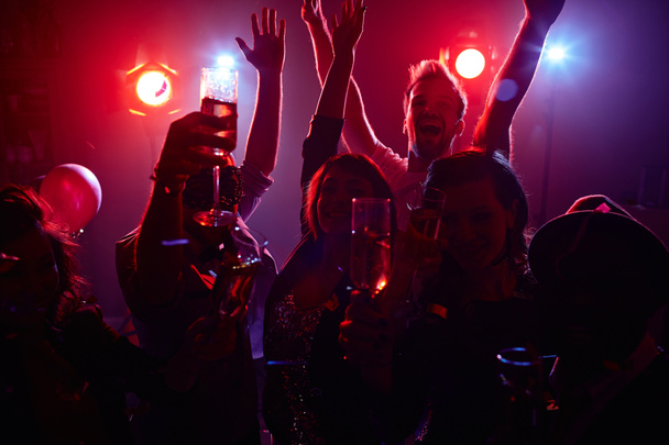 люди танцюють на вечірці
 - Фото, зображення