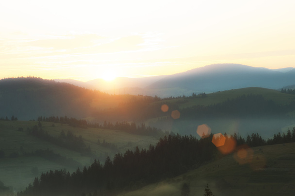 amanecer en las montañas de los Cárpatos
 - Foto, Imagen