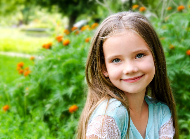 Αξιολάτρευτο μικρό γελαστό κοριτσάκι στη θερινή ημέρα  - Φωτογραφία, εικόνα