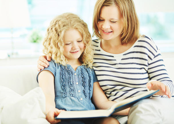 Frau liest Tochter Geschichten vor - Foto, Bild