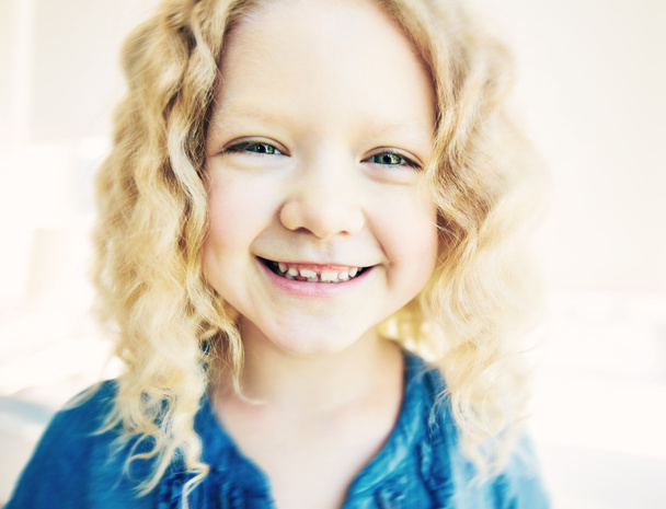 Счастливая девушка с волнистыми светлыми волосами
 - Фото, изображение