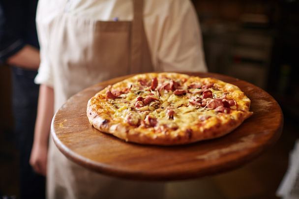Italská pizza obsluhovaný šéfkuchař - Fotografie, Obrázek