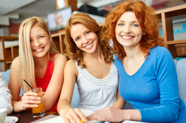 Chicas felices relajándose en la cafetería
 - Foto, imagen