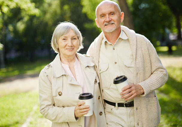 Seniorenpaar mit Getränken  - Foto, Bild
