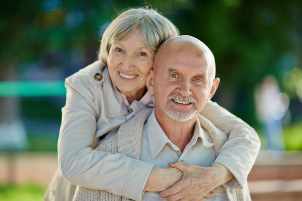 Seniorin umarmt ihren Mann - Foto, Bild