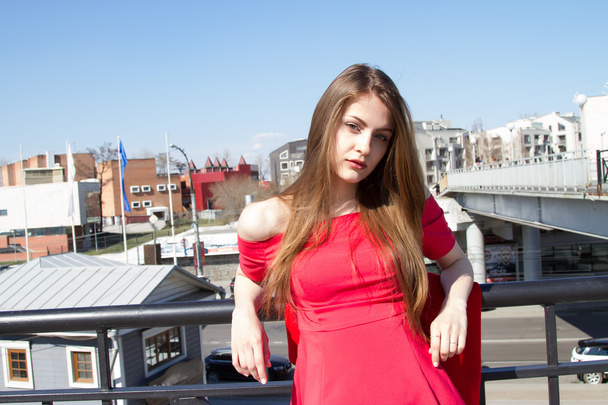 egy piros ruha, zilált hajú lány - Fotó, kép