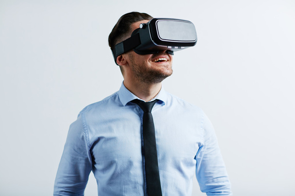 Young businessman trying vr goggles - Foto, afbeelding