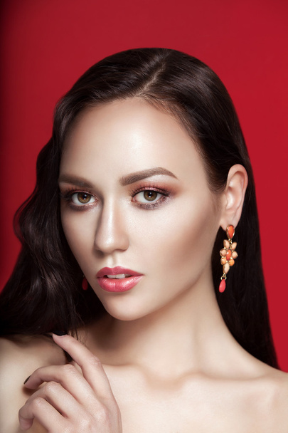 Schönheit weibliches Porträt Sommer Make-up auf rotem Hintergrund - Foto, Bild