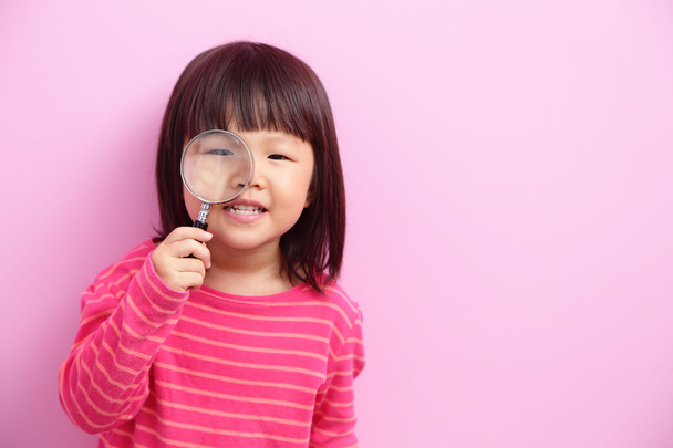 girl holding magnifying glass - Foto, immagini