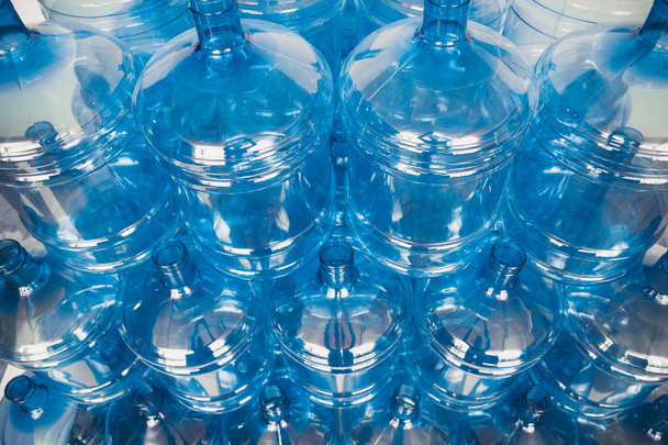 Große leere Wasserflaschen im Lager - Foto, Bild