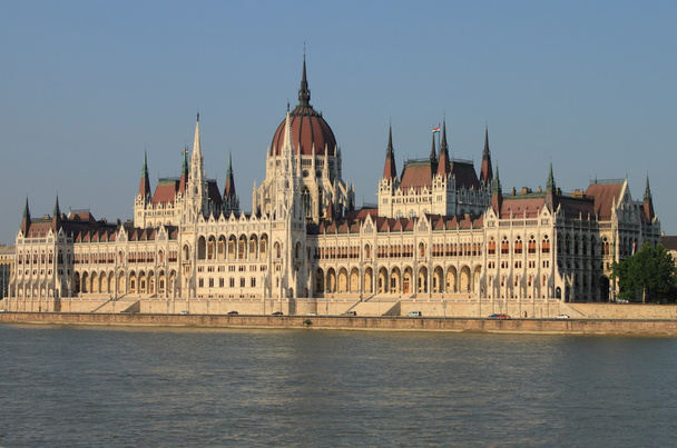 Parlament z Węgrami w Budapeszcie - Zdjęcie, obraz