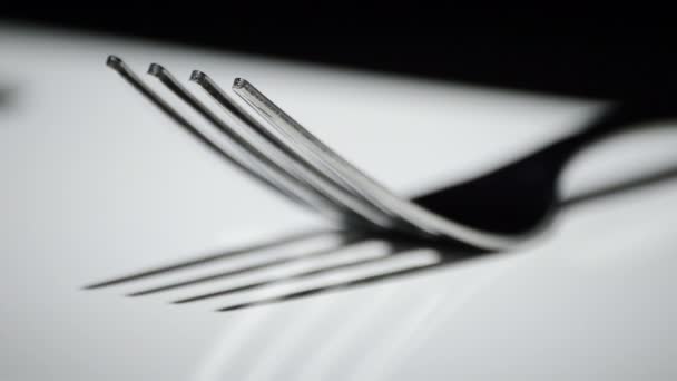 Tenedor, cubiertos de cocina, girando sobre base blanca
 - Metraje, vídeo