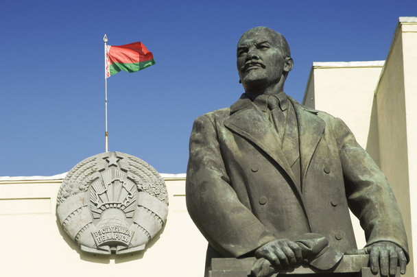 Escultura de Lenin y bandera bielorrusa
 - Foto, Imagen