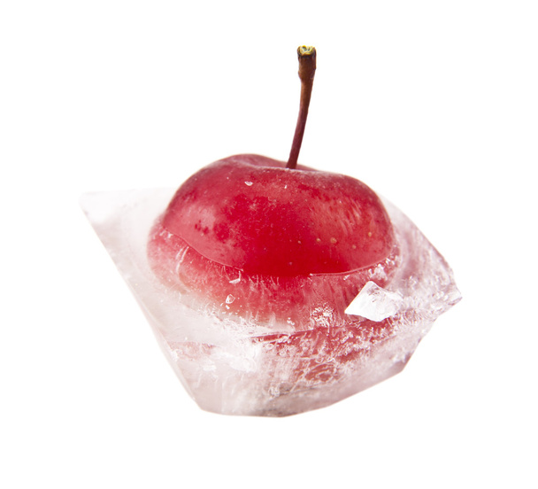 congelados em pedaços de gelo, suculentos, maçãs vermelhas frescas
  - Foto, Imagem