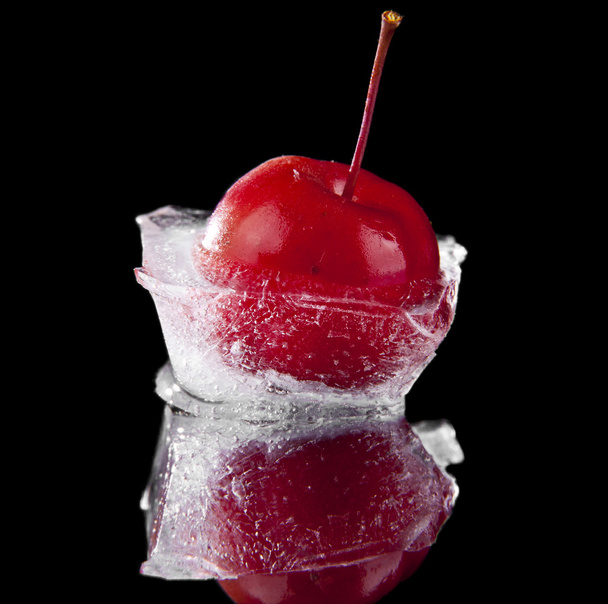zmrazené bloky ledu, červená jablka - Fotografie, Obrázek
