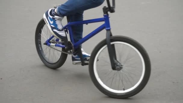 Cyclist in Running Shoes on the Bike - Felvétel, videó