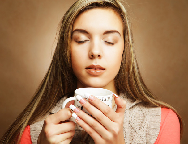 young pretty woman drinking coffee - Φωτογραφία, εικόνα