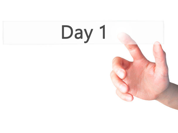 Gün 1 - arka plan bulanık kavramı üzerinde bir düğmeye basarak el  - Fotoğraf, Görsel