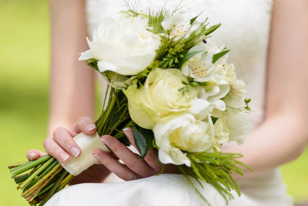 White bouquet in hands of the bride - Фото, изображение