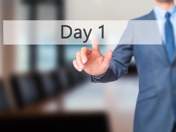 Dzień 1 - biznesmen ręcznie, naciskając przycisk na ekranie dotykowym - Zdjęcie, obraz