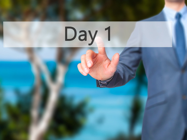 Dzień 1 - biznesmen ręcznie, naciskając przycisk na ekranie dotykowym - Zdjęcie, obraz