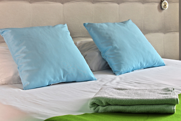 Двуспальная кровать в номере отеля. Проживание - Фото, изображение