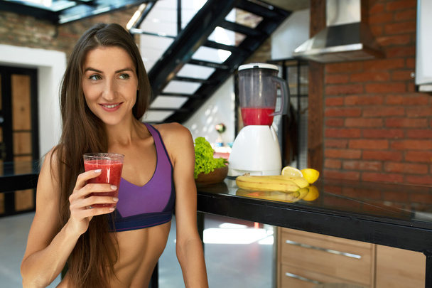 Detox Diet. Healthy Fit Woman Drinking Fresh Smoothie Juice - Foto, afbeelding