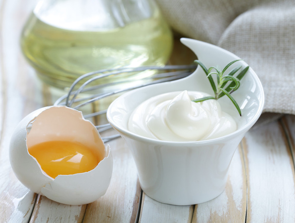 Přírodní domácí majonéza s vaječným žloutkem a rostlinného oleje - Fotografie, Obrázek