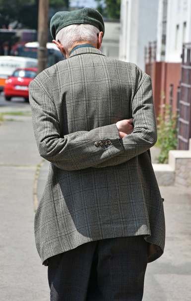 Ηλικιωμένος άντρας περπατά στον δρόμο - Φωτογραφία, εικόνα