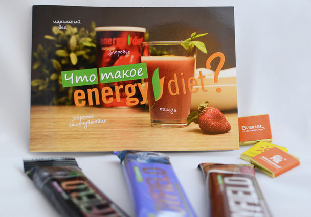 Irkutsk, Rusya - 17 Eylül 2015: Reklam Katalog enerji ürünleri ve meyve Bar - Fotoğraf, Görsel
