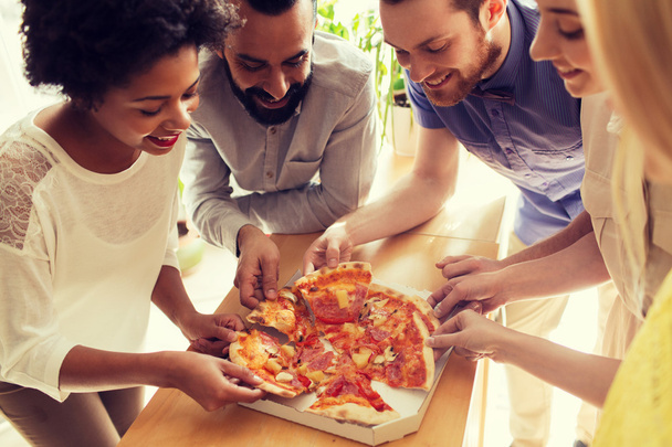 happy business team eating pizza in office - Foto, Imagem