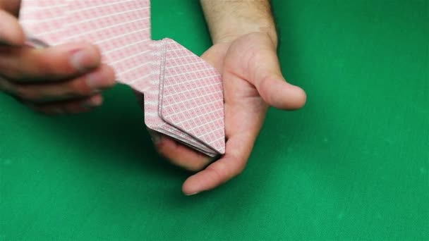 Καζίνο, πόκερ: έμπορος ανακατεύει τα χαρτιά του πόκερ - Πλάνα, βίντεο