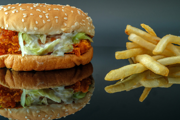 De hamburger en friet. - Foto, afbeelding