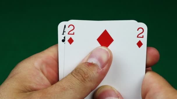 Cuatro de una mano de póquer tipo y mesa de juego
 - Imágenes, Vídeo