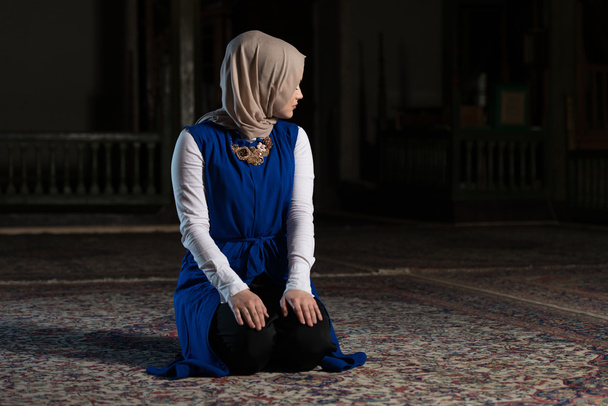 Muslim Woman Is Praying In The Mosque - Foto, imagen
