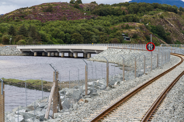 Ferrovia e estrada sobre nova travessia fluvial, Pont Briwet bridge
. - Foto, Imagem