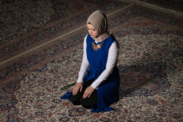 Portrait Of Young Muslim Woman - Zdjęcie, obraz