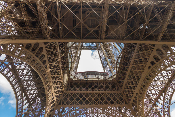 Внизу Эйфелевой башни
 - Фото, изображение