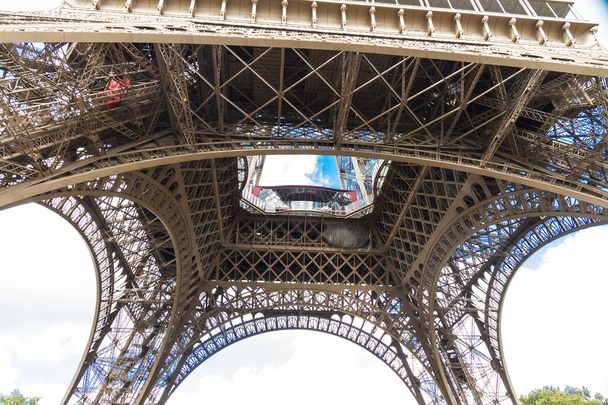 Debajo de la Torre Eiffel
 - Foto, imagen