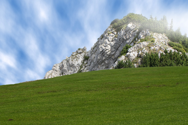 Paisaje natural con pico rocoso erosionado
 - Foto, imagen
