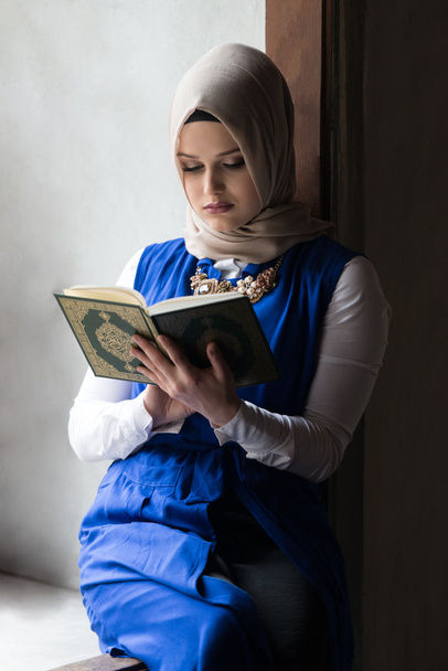 Young Muslim Girl Reading The Koran - Fotoğraf, Görsel