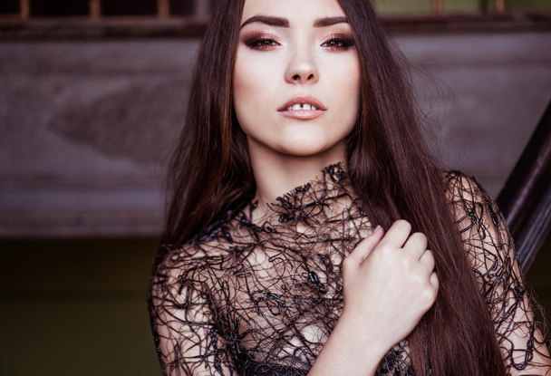 Schönheit Mode Frauenporträt trägt schwarzes Designer-Top mit perfektem Smokey Make-up  - Foto, Bild