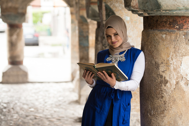 Muslim Woman Is Reading The Koran - Фото, зображення